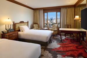 ソウルにあるGrand Mercure Imperial Palace Seoul Gangnamのベッド2台と机があるホテルの部屋