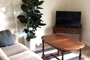 TV a/nebo společenská místnost v ubytování Dals Långeds B&B