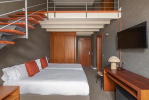ein Schlafzimmer mit einem Bett und einer Treppe in der Unterkunft Acta Sant Just in Sant Just Desvern