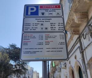 un panneau de stationnement sur le côté d'une rue dans l'établissement La Casetta di Francy, à Martina Franca