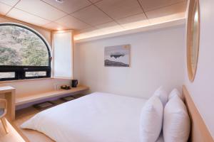 Rúm í herbergi á Hotel Yusurim