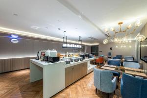 阳朔宜尚酒店(阳朔西街店)的酒店大堂设有酒吧和椅子