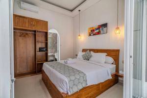 Un pat sau paturi într-o cameră la Villa Baron Brand New 2-BR in Kerobokan, Bali +23 fotografii