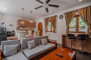 O zonă de relaxare la Villa Baron Brand New 2-BR in Kerobokan, Bali