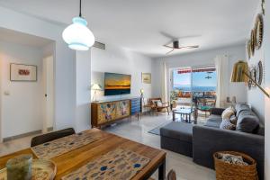 ein Wohnzimmer mit Sofa und Tisch in der Unterkunft Luci by The Sea in La Herradura