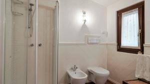 Koupelna v ubytování VILLA DEL PRATO 8, Emma Villas