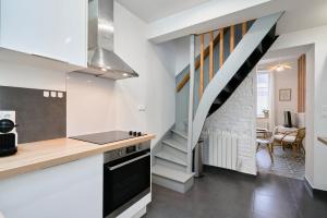 una cocina con fogones y una escalera en Maison 2 chambres terrasse à Marcq en Baroeul., en Marcq-en-Baroeul 20 fotos más