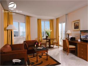 TV a/nebo společenská místnost v ubytování Tunis Grand Hotel