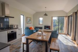 Η κουζίνα ή μικρή κουζίνα στο Cusgarne Manor self-catering - adults only