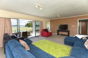 Area soggiorno di Waitangi Beach House