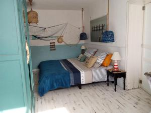 una camera da letto con un letto in una stanza di La Norélie a Saint-Sulpice-de-Royan Altre 27 foto