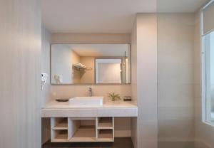 un bagno con lavandino e specchio di Stella Maris Nha Trang Hotel a Nha Trang