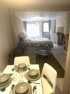 ein Wohnzimmer mit Tisch und Bett in der Unterkunft Résidence Champenoise 1 , Troyes - France in Troyes