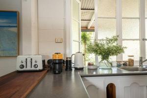 Una cocina o zona de cocina en The Lamu Suite