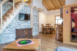 sala de estar con escalera y mesa en Zugspitzchalets, en Biberwier