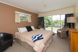 Een bed of bedden in een kamer bij Waitangi Beach House