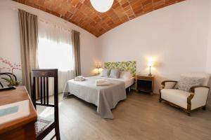 a bedroom with a bed and a couch and a chair at Newly renovated room w Pool & BikeParking in Girona