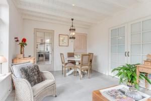 Posezení v ubytování The White Cottage