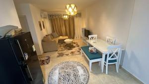 TV a/nebo společenská místnost v ubytování Two bedroom apartment in madinaty