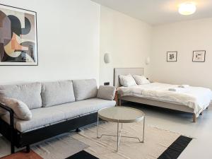 Ein Bett oder Betten in einem Zimmer der Unterkunft Design Rooms - Kvaternik Square