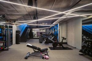 セント・ピーターズバーグにあるMoxy St. Petersburg Downtownのジム(複数のトレッドミル、エクササイズマシン付)