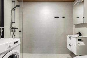 Ένα μπάνιο στο Kotimaailma Apartments - New apartment for 5