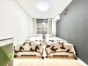 D12新宿中心 超级商圈 交通枢纽 4条线路 车站8分钟 Shinjuku center 8 mins to ST 直达新宿 涉谷 表参道 品川 池袋 上野 代代木 银座 原宿房間的床