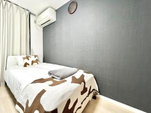 D12新宿中心 超级商圈 交通枢纽 4条线路 车站8分钟 Shinjuku center 8 mins to ST 直达新宿 涉谷 表参道 品川 池袋 上野 代代木 银座 原宿房間的床