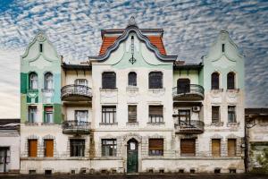 ein großes weißes Gebäude mit Balkon darüber in der Unterkunft SilentCenterChateau in Besenic