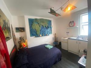 Postel nebo postele na pokoji v ubytování Cyber-Art studio in Camden