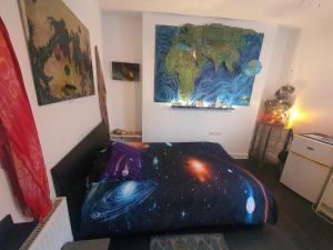 Postel nebo postele na pokoji v ubytování Cyber-Art studio in Camden