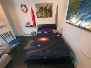 Postel nebo postele na pokoji v ubytování Cyber-Art studio in Camden