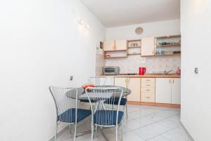 Kuchyň nebo kuchyňský kout v ubytování Apartment and Rooms Radojka