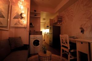 1 BR Condo with fast Wifi near Business Centers and Malls في مانيلا: مطبخ صغير مع موقد وغسالة ملابس