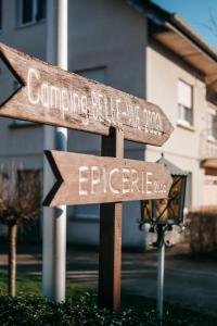 two street signs on a pole in the street at Super Cordelia - Camping Belle-Vue in Berdorf