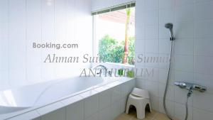 Vannituba majutusasutuses Ahman Suite Villa Sumuide