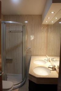 a bathroom with two sinks and a shower at Apartamento Góngora Congresos in Granada +16 photos
