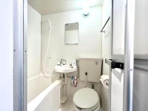 a white bathroom with a toilet and a sink at D15新宿中心 超级商圈 交通枢纽 4条线路 车站8分钟 Shinjuku center 8 mins to ST 直达新宿 涉谷 表参道 品川 池袋 上野 代代木 银座 原宿 in Tokyo +22 photos