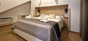 une chambre avec un grand lit avec des serviettes dessus dans l'établissement La Casa Di Marty Per 6, à Torre del Lago Puccini