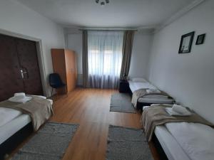 Posteľ alebo postele v izbe v ubytovaní Bükfalva Z9