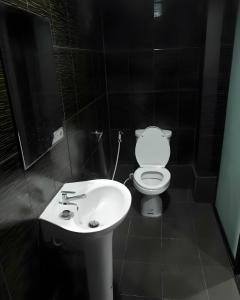 ein Badezimmer mit einer weißen Toilette und einem Waschbecken in der Unterkunft X GO INN Chiang Mai University - CMU โกอินน์ มหาวิทยาลัยเชียงใหม่ in Chiang Mai + 24 Fotos