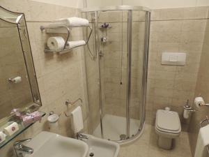 A bathroom at Hotel Verdi Boutique Hotel Még 37 kép