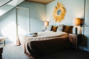 The Falcon Hotel客房内的一张或多张床位