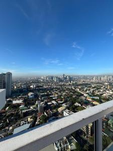 1 BR Condo with fast Wifi near Business Centers and Malls في مانيلا: اطلالة على مدينة من اعلى المبنى