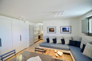 Uma área de estar em Ammoa Beach Residences