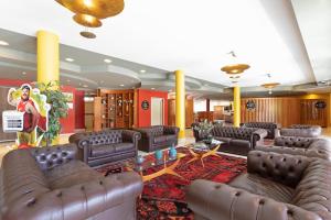 阿菲B&B Hotel Affi - Lago di Garda的一个带真皮沙发和地毯的大型大堂