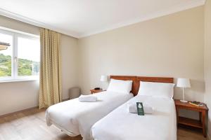 阿菲B&B Hotel Affi - Lago di Garda的一间卧室设有两张床和窗户。 更多20张照片