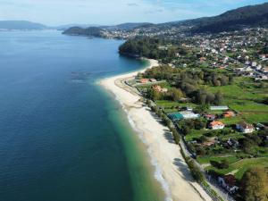 widok z lotu ptaka na plażę i ocean w obiekcie Un Paraiso Junto al Mar w mieście Bueu