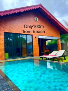 un complejo con piscina frente a un edificio en Negombo Morawala Beach Villa, en Negombo