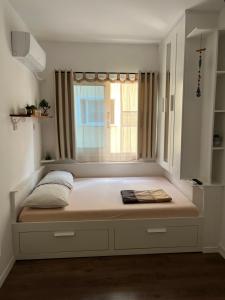 una cama grande en una habitación con ventana en Apartment in residential complex with pool, en Klorakas